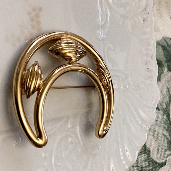 Monet brooch gold tone 2.5 inches length 2 inches at wides part of width - Picture 1 of 4